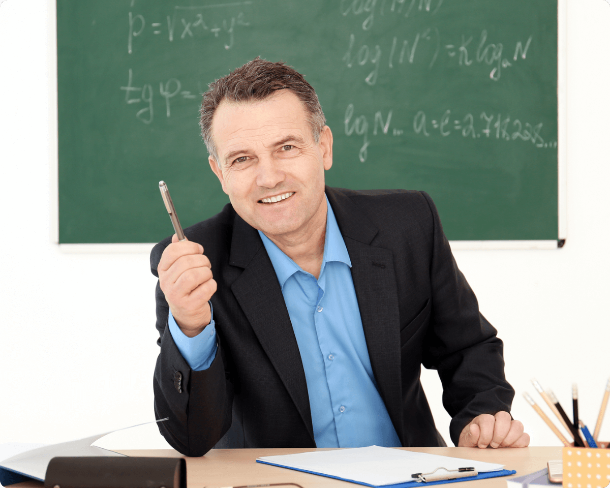 een mannelijke leraar van middelbare leeftijd in een zwart pak geeft een lezing